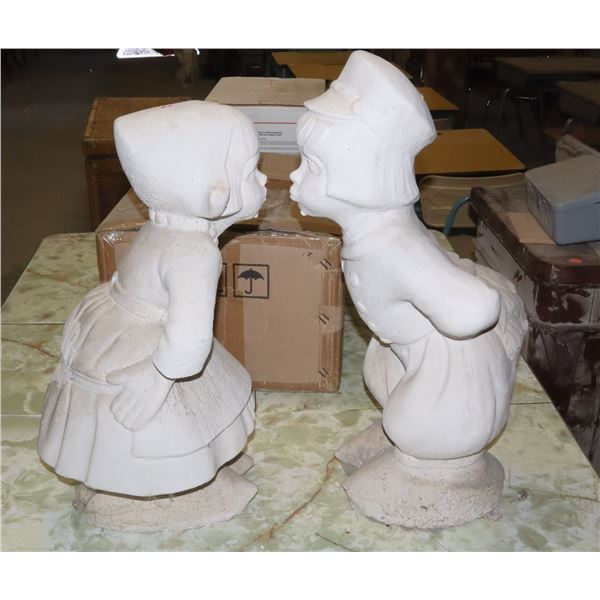 CONCRETE KISSING COUPLE
