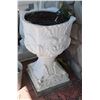 Image 1 : LARGE HEAVY CONCRETE PLANTER