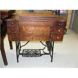 Franklin tredle sewing machine, Quarter Sawn oak with 6 drawers (2)