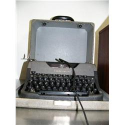 Underwood type writer and old radio/CD / cassete, Nostalgia Tech Stereophonic (185)