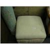 Image 3 : Lot of 2 wicker chairs with cushions, ottoman, and carpet (700)
