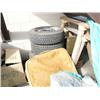 Image 5 : Lot of: lawnmower, outdoor tools, wheel barrel, saw horses, tires, etc. (185)