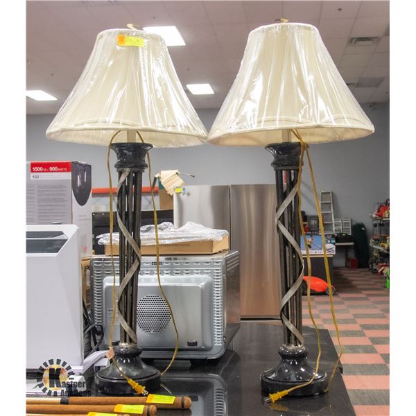 PAIR OF LAMPS H-39"