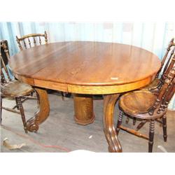 Beautiful round oak American table with 1 leaf and single pedestal, unusual carved legs (2)