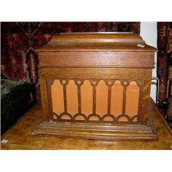American Quarter Sawn oak table top victrola, made by Pathe Freres photograph company NY (199)