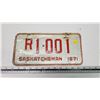 Image 1 : 1971 Saskatchewan license plate - R 1-001