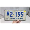 Image 3 : 1976 Saskatchewan license plate - R 2-195