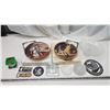 Image 1 : Bundle of collectible items - Décor plates, footed serving tray, coasters, unopened golf ball scotch