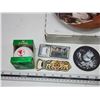 Image 2 : Bundle of collectible items - Décor plates, footed serving tray, coasters, unopened golf ball scotch