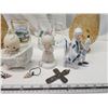 Image 3 : Bundle of collectible items - 2 glass vases, precious moments figurines, etc.
