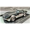 Image 3 : UT MODELS 1/18 1978 CHEVROLET CORVETTE DIE CAST MODEL CAR IN DISPLAY CASE