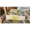 Image 1 : LARGE BOX OF ASSORTED HOCKEY CARDS