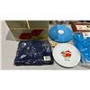 Image 4 : LOT OF ASSORTED OLYMPICS COLLECTIBLES INCLUDING; STUFFED ANIMALS, FRISBEE, CUPS & MORE