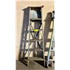 Image 2 : WOOD 6' STEP LADDER