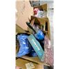 Image 8 : PALLET OF ASSORTED ITEMS INCLUDING; HAT, RING LIGHT, TRAVEL CUP, TOQUE AND MORE
