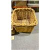Image 2 : 2 WICKER BASKETS AND WOODEN DRYING RACK