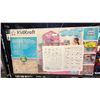 Image 2 : SHELF LOT OF KID KRAFT POOL PARTY MANSION DOLLHOUSE AND 3 LUNCH KITS
