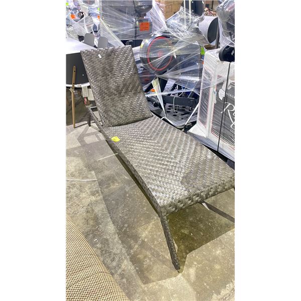 ADJUSTABLE PATIO LOUNGE CHAIR