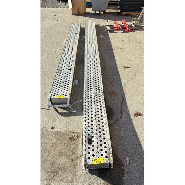 16' WORK PLATFORM (SOME DAMAGE)