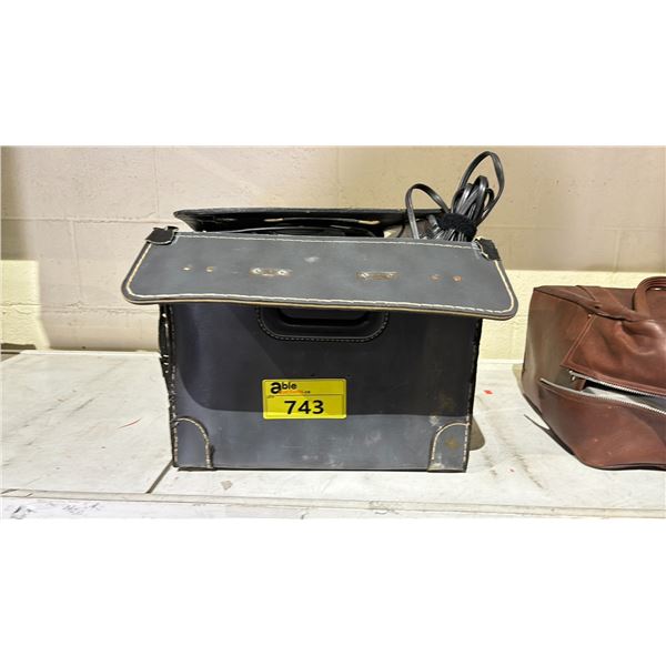 VINTAGE KODAK EKTAGRAPHIC SLIDE PROJECTOR WITH CARRY CASE