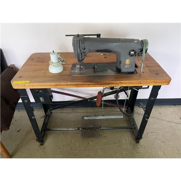 Vintage Singer 251-2 Sewing Machine w/ Foot Pedal & Table