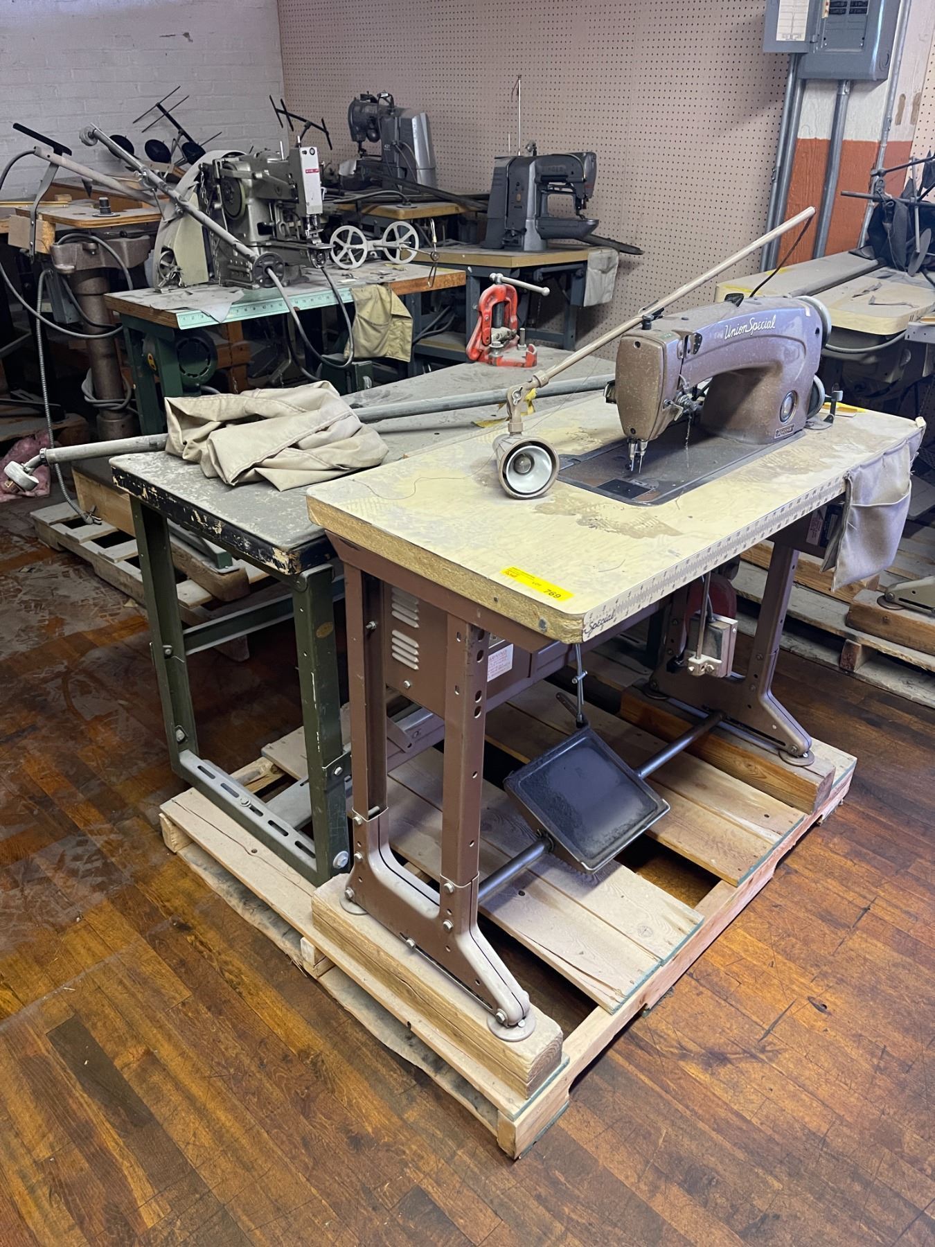 Pallet lot - Union Special Single Needle Sewing Machine Station (Needs ...