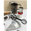 Image 2 : Vintage kitchen utensils