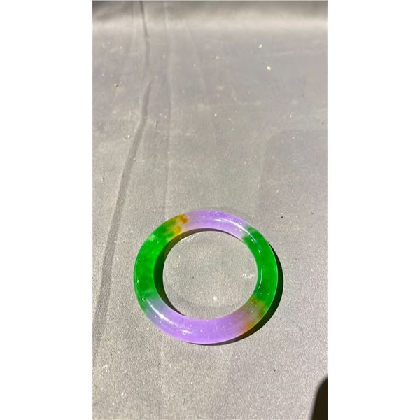 A LAVENDER AND GREEN JADEITE BANGLE