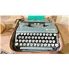 Image 2 : VINTAGE EMPIRE PORTABLE TYPEWRITER WITH CASE