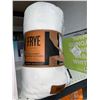 Image 2 : Frye Plush Blanket Queen Size 98"x92" White