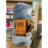 Image 1 : Frye Plush Blanket 98" x 92"