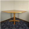 Image 2 : Corner table