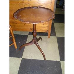 Scalloped edge lamp table