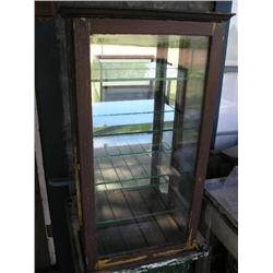 Display case w/latch