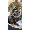 Image 2 : LARGE LOT OF ASSORTED COSTUME JEWELRY