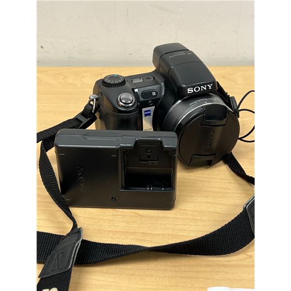Sony DSC Carl Zeiss Digital Camera 8.1 Megapixel 15X Optical & Accessories, powers up, not tested