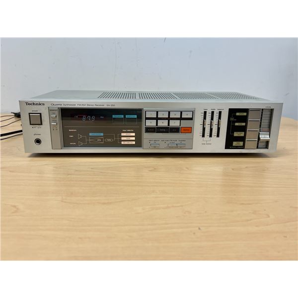 Technics SA-250 Quartz Synthesizer FM/AM Stereo Receiver - powers up, not tested - see photos