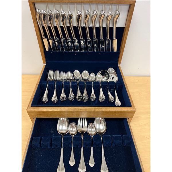 67 pcs Oneida USA Cutlery in Wood Storage Box - see photos