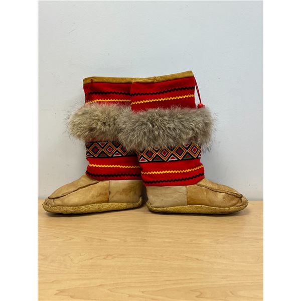Nice Leather / Fur Mukluks - Foot bottom approx: 11.5x4" - about 16" tall