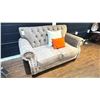 Image 1 : BUTTON BACK LOVE SEAT WITH THROW CUSHIONS