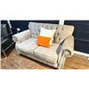 Image 2 : BUTTON BACK LOVE SEAT WITH THROW CUSHIONS