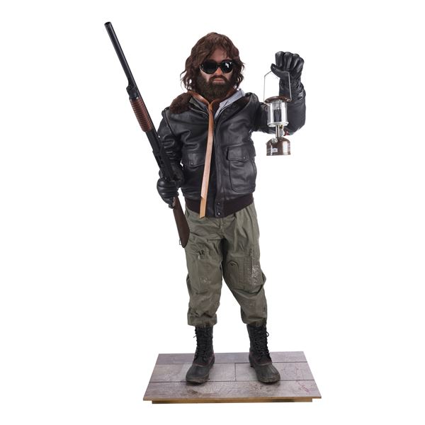 1810. R.J. MacReady's (Kurt Russell) Shotgun and Lantern with Monsterpalooza Statue Display Replica 