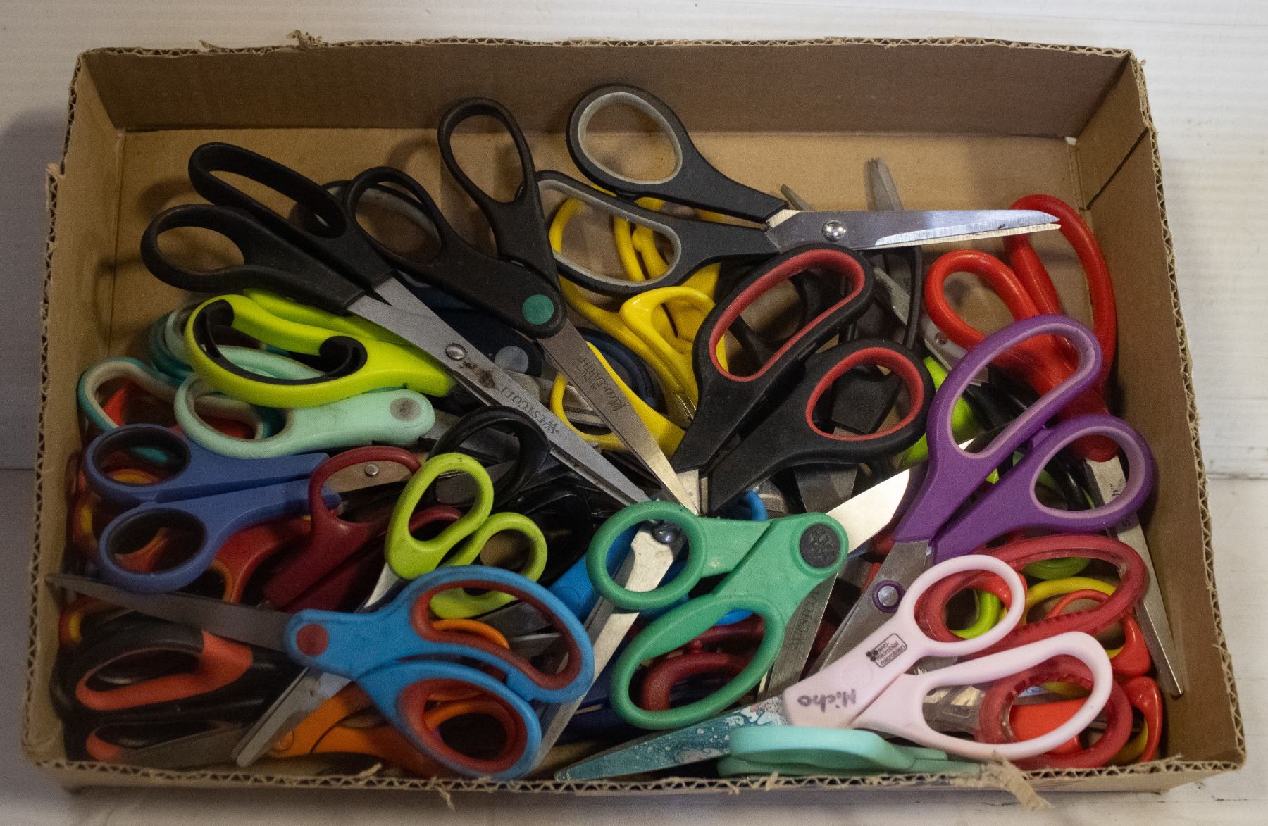 LOT OF 40 HEAVY DUTY SCISSORS