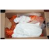 Image 1 : BOX OF VINTAGE GLASSWARE INCLUDES OIL LAMP DOME