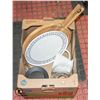 Image 1 : BOX OF KITCHEN MISC INCLUDING CHARCUTERIE BOARD,