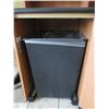Image 2 : MEUBLE AVEC POUBELLE 25-1/2" X 25-1/2" X 48"