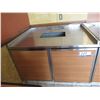 Image 1 : MEUBLE AVEC DESSUS EN INOX. 48" X 38" X 36"