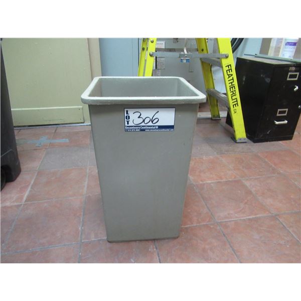LOT DE 4 POUBELLES