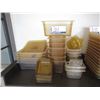 Image 1 : LOT DE 21 CONTENANTS EN PLASTIQUE DIVERS