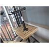 Image 3 : TABLE EN BOIS, PIEDS EN METAL 24" X 24" X 30"